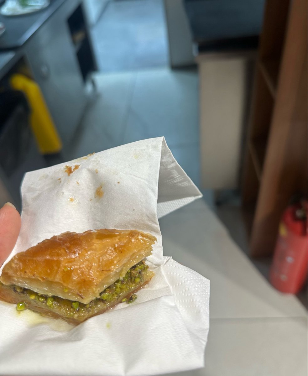 creyndic's tweet photo. bir hanımefendi herkesi tek tek yanına cagırıp fenerli misin diye sordu fenerli olanlara günümüz kutlu olsun diyip tatlı dagıttı https://t.co/G4TowUPHT1
