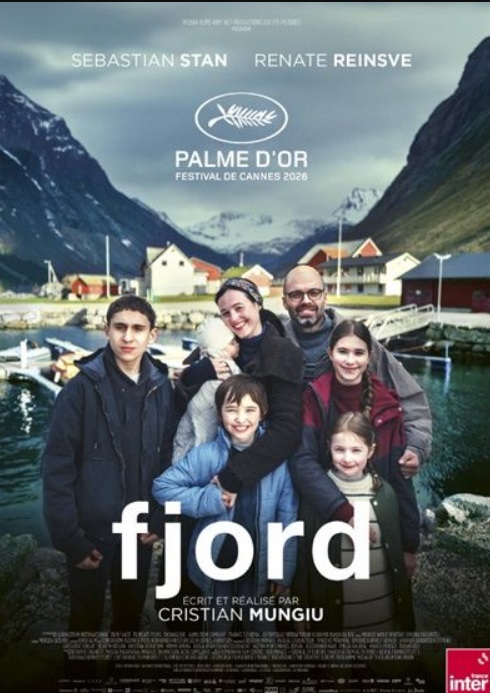 CineStranger's tweet photo. FJORD 
Plus de photos sur
https://t.co/BVWzUxpLen 
​FJORD
en France en août 2026
réalisé par Cristian Mungiu
présenté en compétition à Cannes : Palme d'Or
avec   Sebastian Stan, Renate Reinsve, Lisa Carlehed, Ellen Dorrit Petersen, Lisa Loven Kongsli, Henrikke Lund-Olsen, Vanessa Ceban, Christian Rubeck, Markus Scarth Tønseth.
Une famille avec  les adolescents Elia (Vanessa Ceban) et Emmanuel (Jonathan Ciprian Breazu) et  leurs parents, Mihai (Stan) et Lisbet (Reinsve),. Parents rigoureux. C'est la famille Gheorghiu qui a quitté la Roumanie et s'est  récemment installée en Norvège, pays natal de Mihai, après le décès de ses parents. Mihai travaille dans l'informatique. 
Ils veulent offrir à leurs cinq enfants une vie familiale plus sûre.
Ils ont pour voisin Mats (Markus Scarth Tønseth)  un père de famille sympathique et  directeur de la nouvelle école inclusive de leurs enfant.
La religion très stricte, a une place importante dans le village où ils vivent.
Cette église, soit dit en passant, est d'inspiration évangélique très stricte, et les Gheorghiu la prennent très au sérieux avec des prières quotidiennes  et pour les enfants ; téléphones portables, jeux vidéo et musique profane, entre autres, sont proscrits. .
Elia nue rapidement  une amitié avec Noora (Henrikke Lund-Olsen), la belle-fille de Mats, du même âge qu'elle .
Un jour , Elia arrive en cours de sport avec des ecchymoses – le lendemain d'une dispute familiale avec Lisbet,  et  ses professeurs s'inquiètent et réagissent rapidement. Les services sociaux sont alertés....