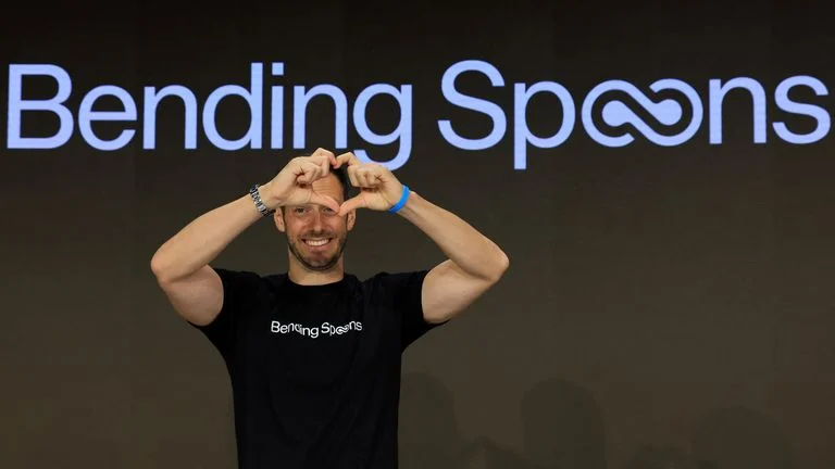 MstrMilo's tweet photo. Been going down a Luca Ferrari rabbit hole and honestly the guy might be running one of the smartest plays in tech right now.
while everyone's out here trying to build the next big thing, he's just buying the old ones. Evernote, WeTransfer, Vimeo, Meetup, AOL. products people still love but that got bloated and neglected. bending spoons scoops them up cheap because everyone assumes they're dead. they're not, they're just badly run.
and then the fun part. they move everything to italy, strip the company way down, hand the code to a bunch of young engineers who ship like crazy, and reprice the product to what it's actually worth. evernote got 75 updates in a year after basically going quiet. nobody's on call, everyone's just a "software engineer," salaries are flat. someone described it as private equity having a baby with google which is perfect.
the numbers are kind of insane too. revenue per employee went from about $1.1m to $2.6m in two years, and they just IPO'd north of $18b and popped 40% on the first day.
the takeaway that stuck with me: you don't have to invent the thing. you can just take something great that someone else fumbled and actually run it well. everyone's obsessed with zero to one and he's quietly getting rich on one to n.