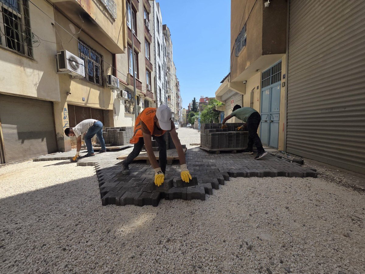 sanliurfabld's tweet photo. Siverek Ayvanat Mahallesi'nde Üstyapı Çalışmalarımız Devam Ediyor🚧 

Şanlıurfa Büyükşehir Belediye Başkanımız Mehmet Kasım Gülpınar'ın talimatları doğrultusunda, Siverek ilçemiz Ayvanat Mahallesi Şehmus Aydın Caddesi'nde kaldırım ve kilitli parke taşı çalışmalarımızı sürdürüyoruz.

Yayalarımız için daha güvenli kaldırımlar, mahallelerimiz için daha düzenli ve estetik yaşam alanları oluşturuyor; Şanlıurfa'nın her noktasına eşit hizmet anlayışıyla çalışmalarımıza aralıksız devam ediyoruz.