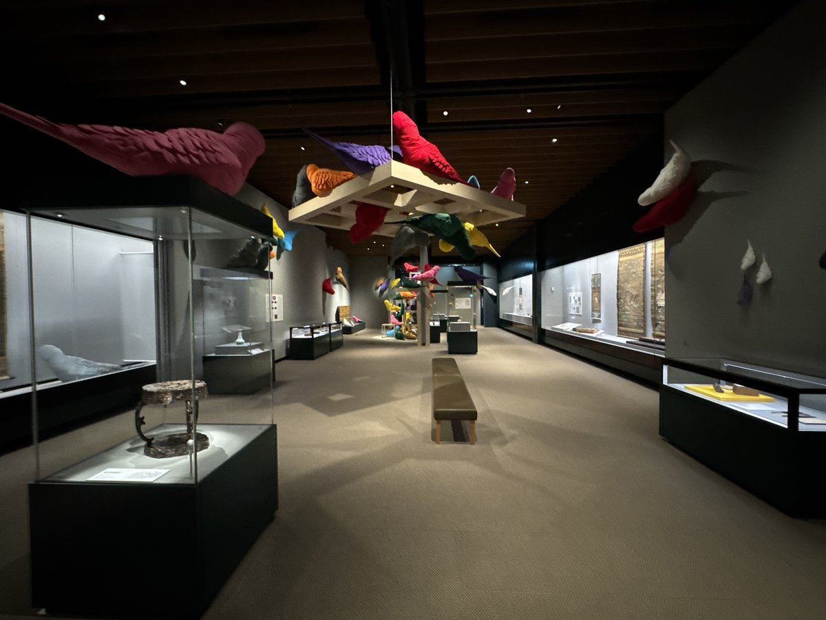 kosetsu_museum's tweet photo. 🦜✨前期展示、今日まで！✨🦜

本日で、特別展「インコ イズ カミング！」前期展示が終了します。

後期展示は8月1日（土）よりスタート！

展示作品を総入替えし、前期とは異なる作品をご覧いただけます。

後期のテーマは 「ビックリ わくわく、とりどり」。

香雪美術館コレクションの名品と、インコたちが織りなす新たな展示をぜひお楽しみください🦜

前期にお越しいただいた方も、まだご覧になっていない方も、後期ならではの見どころをぜひご堪能ください。

※7月27日～31日は展示替えのため休館いたします。

🦜✨First Half of the Exhibition Has Ended✨🦜
As of today, the first half of the special exhibition “Bird is Coming!” has come to a close.
The second half of the exhibition begins on Saturday, August 1!
We’ll be completely rotating the exhibition pieces, so you’ll be able to see a different selection of works than in the first half.
The theme for the second half is “Surprise, Excitement, and Colorful Variety.”
We hope you’ll enjoy this new exhibition, featuring masterpieces from the Kosetsu Museum of Art collection alongside the parrots🦜
Whether you visited during the first half or haven’t seen the exhibition yet, we invite you to enjoy the unique highlights of the second half.
*The museum will be closed from July 27 to 31 for the exhibition changeover.

#中之島香雪美術館 #美術館 #中之島 #古美術 #日本美術 #東洋美術 #川上和歌子 #ピコピータ #インコ #鳥 #インスタレーション #現代アート #アート体験 #関西おでかけ #美術館巡り
#NakanoshimaKosetsuMuseumofArt #ArtMuseum #Museum #Exhibition #JapaneseArt #OsakaMuseum #Nakanoshima #WakakoKawakami #PicoPeeta #budgies