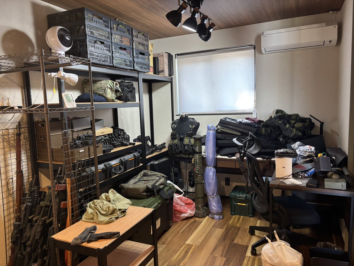popsabage's tweet photo. 余計に部屋が汚くなった
ここからどうやって片付けたらいいのかな？ https://t.co/Bbz8OwcASw