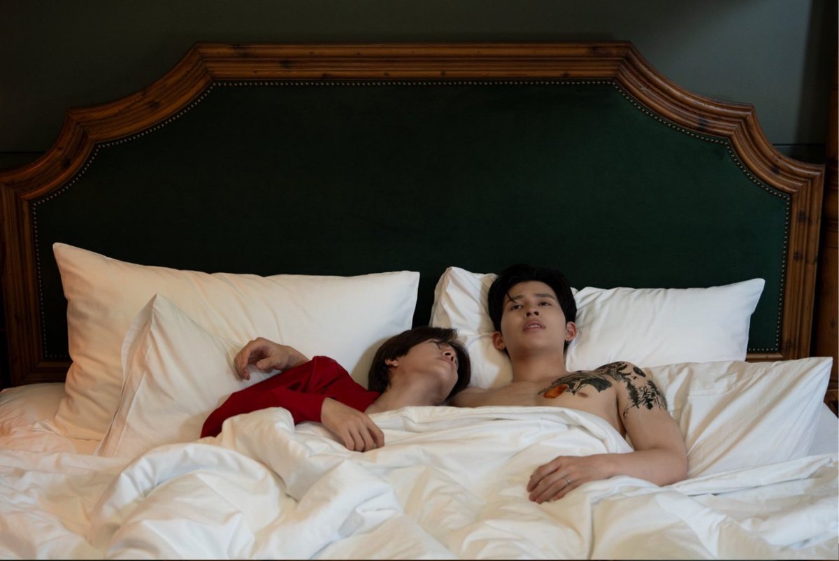 ppwpng's tweet photo. so are we going to see phuwin sleeping in pond's arms every episode? 😃😃😃 https://t.co/vWSsAiFGpP