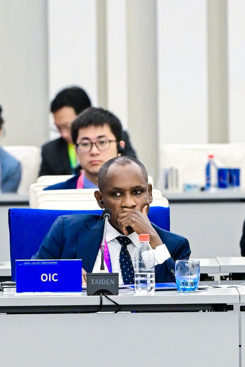 OCIenFr's tweet photo. L'OCI participe à la Conférence mondiale sur l'intelligence artificielle et à la réunion de haut niveau sur la gouvernance de l'IA à Shanghai

19 juillet 2026

Le Secrétariat général de l'Organisation de coopération islamique (OCI) a pris part à la Conférence mondiale sur l'intelligence artificielle et à la réunion de haut niveau sur la gouvernance de l'IA qui se sont tenues à Shanghai du 17 au 20 juillet 2026.

Représentant le Secrétariat général de l’OCI, M. Abdunur M. Sekindi, directeur général du Département des sciences et des technologies, s’est joint à des décideurs politiques, à des dirigeants d’organisations internationales et à des responsables du monde universitaire et de l’industrie pour discuter de l’avenir de la gouvernance de l’intelligence artificielle.

La cérémonie d’ouverture a réuni des chefs d’État et de gouvernement, notamment S.E. Xi Jinping, président de la République populaire de Chine, ainsi que des dirigeants du Kazakhstan et du Cambodge, le secrétaire général des Nations unies et d’autres invités de marque.

En marge de la conférence, M. Sekindi a tenu des réunions fructueuses avec les chefs de délégation et de hauts responsables chinois. Les discussions ont porté sur la manière dont l’OCI peut contribuer à l’élaboration d’un cadre mondial de gouvernance de l’IA équitable, sûr, inclusif et centré sur l’humain, qui reflète les valeurs et les priorités des États membres de l’OCI.

Dans le cadre de cette mission, M. Sekindi a mené des consultations avec des représentants de la Ligue arabe, de l’Union africaine et du Conseil de coopération du Golfe afin de comparer les expériences et les meilleures pratiques. L’objectif est d’éclairer l’élaboration de la « Vision de l’OCI en matière d’IA », actuellement en cours de préparation par le Secrétariat général.

S’exprimant à l’occasion de ces rencontres, M. Sekindi a réaffirmé l’engagement de l’OCI à veiller à ce que le développement et la gouvernance de l’IA soient au service de l’humanité, comblent la fracture numérique et favorisent la coopération entre les États membres dans les domaines de la science, de la technologie et de l’innovation.

La participation de l’OCI souligne sa détermination à jouer un rôle actif dans l’orientation du dialogue international sur l’IA, tout en veillant à ce que les perspectives du monde islamique soient prises en compte dans les normes et politiques mondiales émergentes.
#OCI
#Gouvernance_de_IA_à_Shanghai
