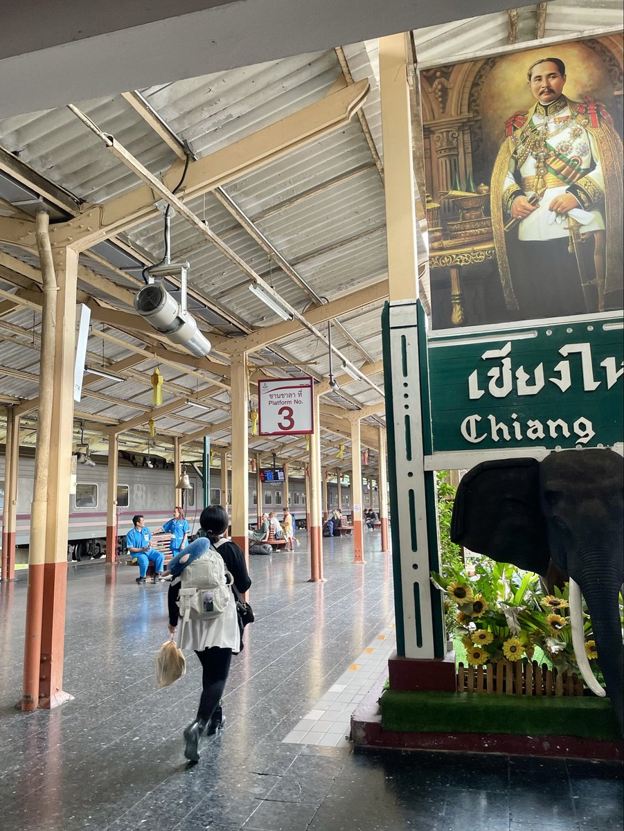 tamon_huiyong's tweet photo. #รีวิว นั่งรถไฟตู้นอนเชียงใหม่-กรุงเทพ นั่งรถไฟสนุกดี วิวธรรมชาติ นอนโยกเยกนิดหน่อย คนจีนเยอะ แอร์เย็นมากกก ❄️❄️

🛤️ รถไฟ 
• ออกเดินทางจากเชียงใหม่ 18.20 น. 
• ถึงสถานีกลางกรุงเทพอภิวัฒน์  06.30 น.

💰ราคา
เตียงบน 1,038 บาท
เตียงล่าง 938 บาท

🕰️ ควรไปถึงสถานีก่อนเวลาประมาณ 1 ชม. จะได้ไม่ต้องเร่งรีบ และมีเวลาถ่ายรูปเช็คอิน

#รถไฟไทย #ตู้นอน #เชียงใหม่ #กรุงเทพ