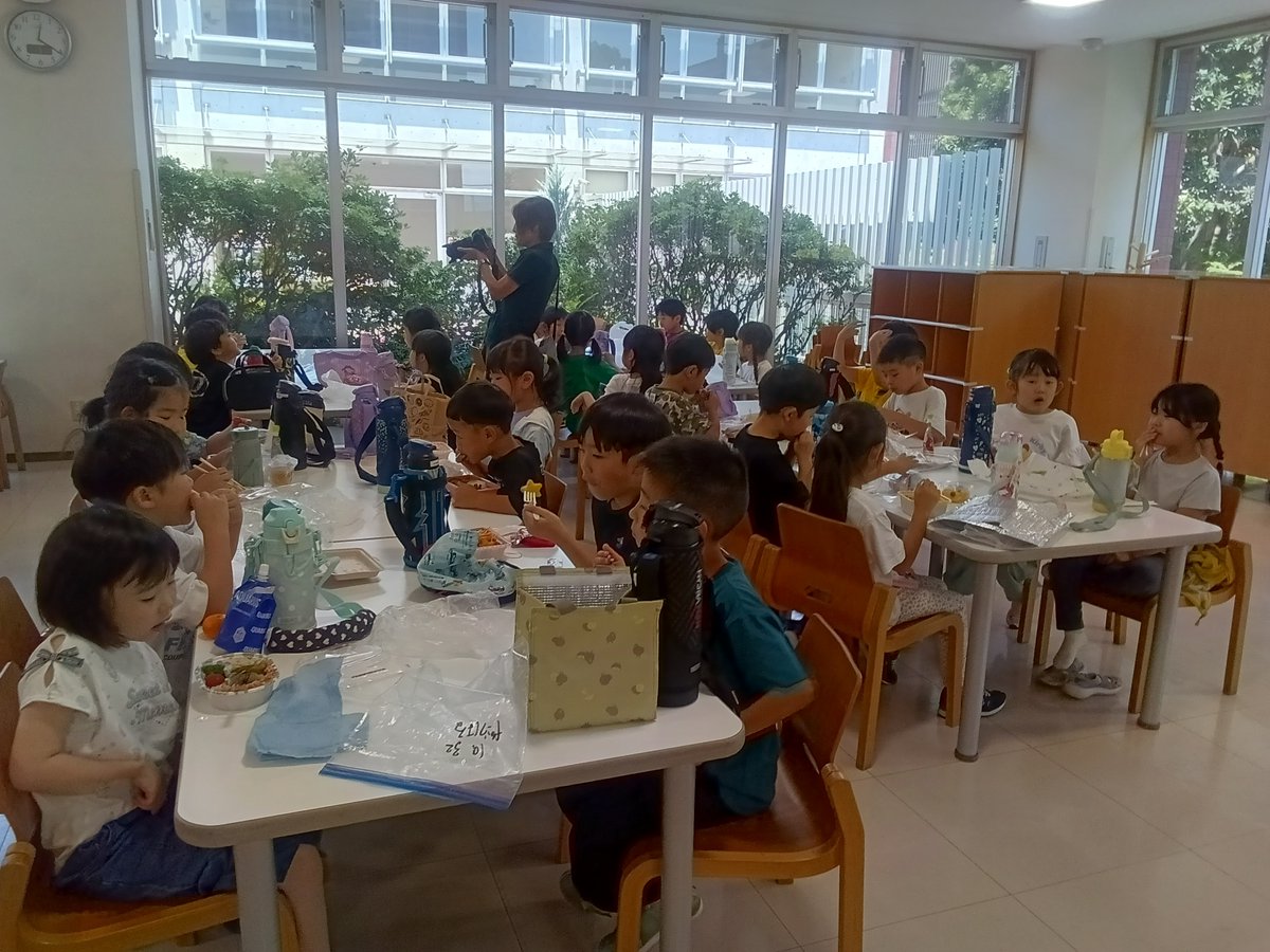 OfficialYGES's tweet photo. 【１年サマプロ】
学校に戻り，お弁当を食べました。午後は水遊びを楽しみました。大変盛り上がりました！おやつにはおいしいスイカをいただきました。これから自分たちで布団を敷いて夜に行う夏祭りの準備，まだまだたくさんの楽しみが待っています。。 https://t.co/M7QSSbYGkn