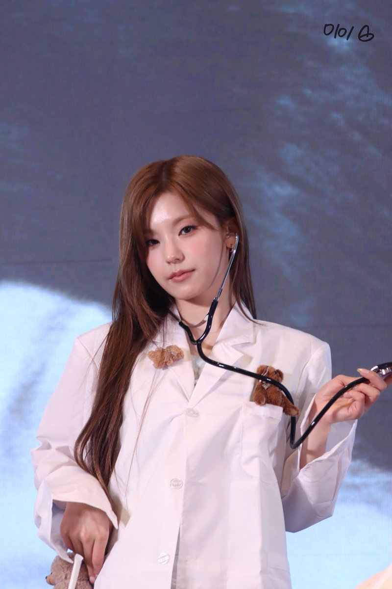 mimi_izhere's tweet photo. 260719 MAKESTAR SHANGHAI

돌이 돌민 진료해 주는 의사 언니 🧸🩺

#예지 #있지
#YEJI #ITZY https://t.co/qPZvzJ1zme