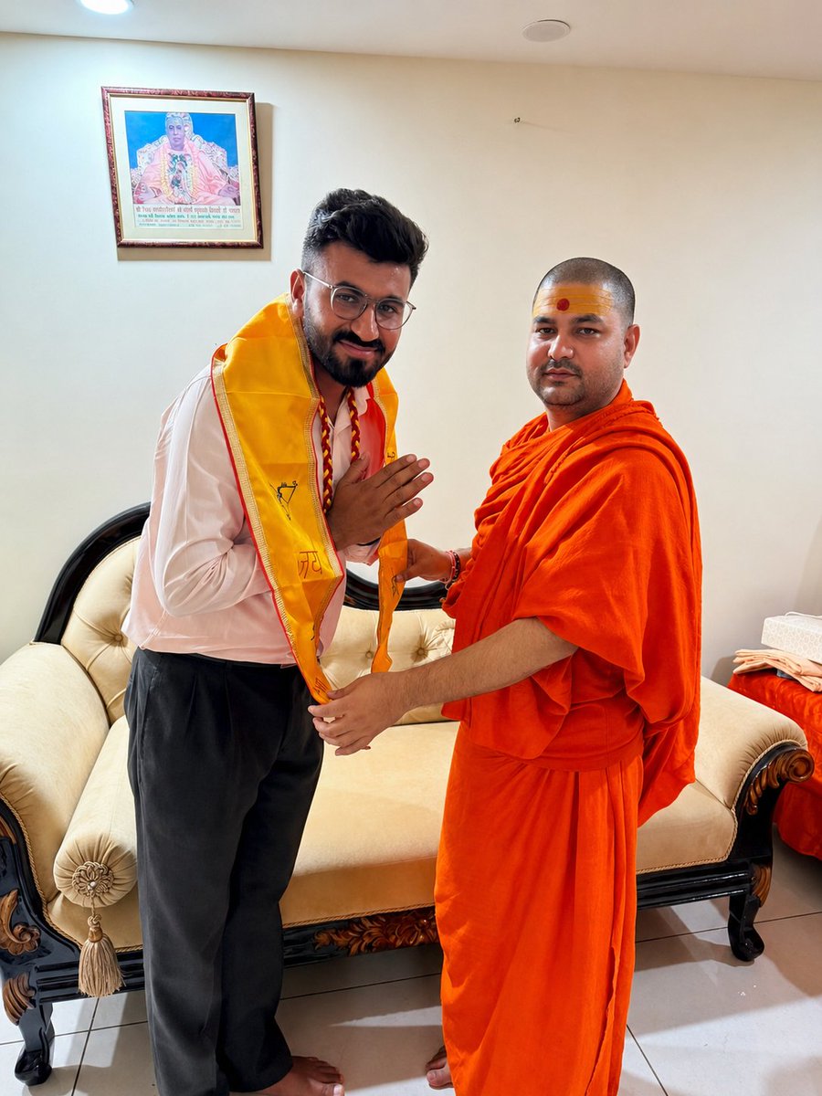 Ramesh4India's tweet photo. परम पूज्य महामंडलेश्वर स्वामी शैलेशानंद जी महाराज के सान्निध्य में उपस्थित होकर दिव्य आशीर्वाद एवं मार्गदर्शन प्राप्त करने का सौभाग्य मिला। गुरुदेव का स्नेह, आशीर्वचन एवं प्रेरणादायी मार्गदर्शन जीवन को सदैव धर्म, सेवा और राष्ट्रहित के पथ पर अग्रसर रहने की ऊर्जा प्रदान करता है। https://t.co/o2knDpTfSp