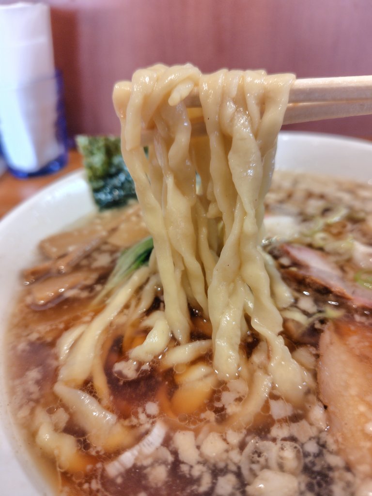 pokochan0320's tweet photo. 味箪笥＠水戸市
中華そば

スープは生姜香る甘めの醤油。適度に浮く背脂は全体にコクをもたらす。滑らかな口当たりの太縮れ麺。柔らかめなのがいい。チャーシューは燻製とバラ煮豚。どっちも旨いよ。水戸では濃厚魚介で名を馳せる名店の中華そば。こういうラーメン食べると嬉しくなるね。

好き指数93 https://t.co/wyjIY0hZsY