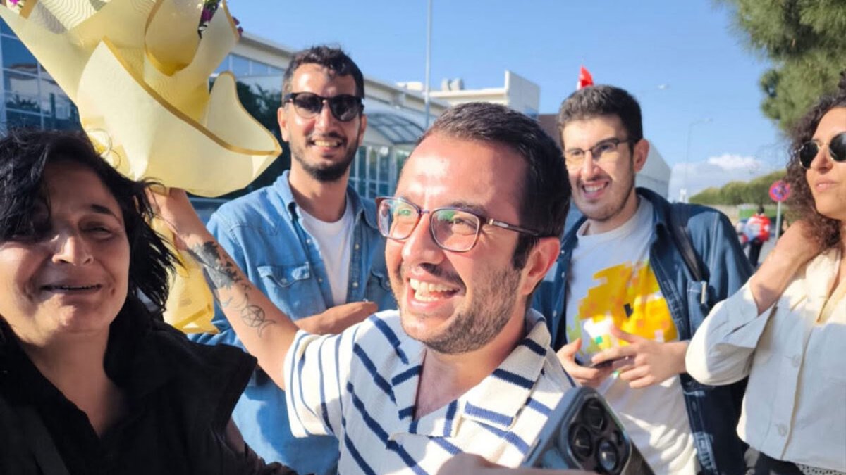 BirGun_Gazetesi's tweet photo. Tutuklu Gazeteci Yıldız Tar yazdı | İçeriden dışarıya mektuplar: Sakallı bir oğlanın 'tragedyası'

İçeriden dışarıya mektup yazarken aklıma anarşistlerden duyduğum bir  slogan geldi: İçerde, dışarda, hücreleri parçala! İlk duyduğumdan beri  çok severim bu sloganı. İçerisi ile dışarısı arasındaki farkın oldukça  azaldığı bu günlerde daha bir anlamlı geliyor. Zaten herkes içeri bir  girip çıkıyor

https://t.co/kI4Ne9Bknk