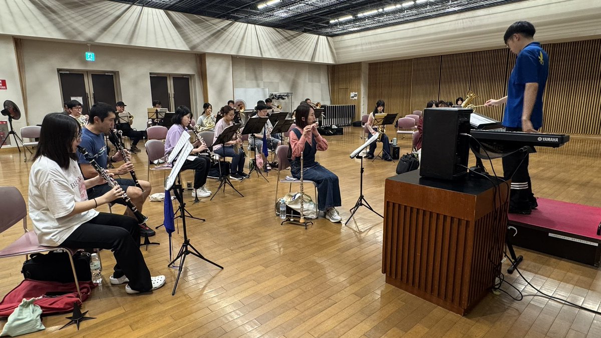 dolcewind_info's tweet photo. 昨日は普段より人数が少なめでしたが、練習曲は疲労度高めのものばかり‼️

最初は暑さに負けそうになりながらも、途中で扇風機を導入したことで快適に合奏が出来ました🎐

室内でも熱中症には気をつけて練習していきたいです☀️

 #浜松市  #吹奏楽  #団員募集中  #ドルチェウインドオーケストラ https://t.co/vWwat8PtAl