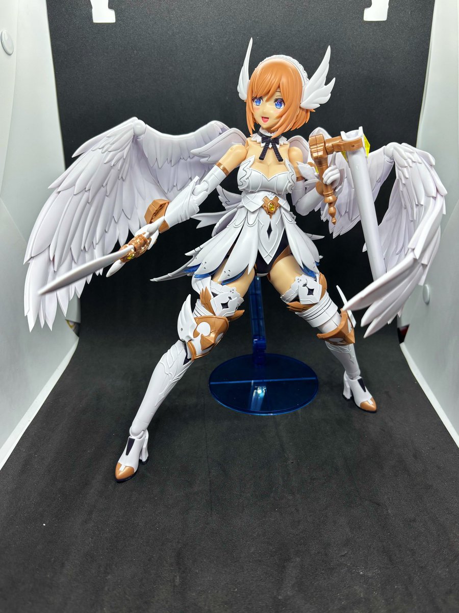 eli_katze's tweet photo. アルカナディアのグランデスケール ルミティア作りましたー！！
とにかくでかい！！MGのνガンダムくらいかそれ以上ある！！
撮影ブーススレスレw
4枚目は以前作った通常のルミティアとサイズ比較w
大きいぶん瞳の印刷の書き込みとか羽根の作り込みとかがすごかったです！

#わんちパンカニープラモ部 https://t.co/7gCFdvZWuq