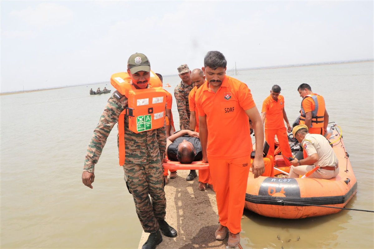 SWComd_IA's tweet photo. #PreparationsForFloodRelief
Reinforcing monsoon preparedness, the #LaungewalaBrigade and Sappers of #SaptaShaktiCommand successfully conducted a Joint Flood Relief Exercise and mock drill at #Bundi. In collaboration with the Rajasthan State Civil Defence and #SDRF, the exercise validated inter-agency coordination, strengthened operational synergy, and enhanced preparedness for a swift, coordinated response to flood emergencies.

Together, we train today to protect lives tomorrow.

#IndianArmy
#PreparationsForFloodRelief 
#DisasterPreparedness 
#FloodRelief 
#HADR 
#AidToCivilAuthority 
#Jointness 

@adgpi
@HQ_IDS_India
@SpokespersonMoD
@PRODefRjsthn
@NDRFHQ
@SDRFRaj