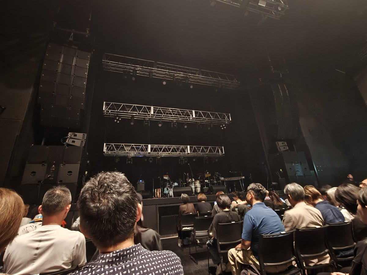 Penguin464's tweet photo. Zepp SHINJUKUで椅子席で申し込んだら前の方でびっくりｗ 前方がスタンディングで後方が椅子だと思ったら前方が椅子だった🤣
二回目のライブでしたがラララさん(死神)の歌は素晴らしいですね✨
#今日の現場 #杉本ラララ #今日のグッズ https://t.co/4dNYAmNpCc