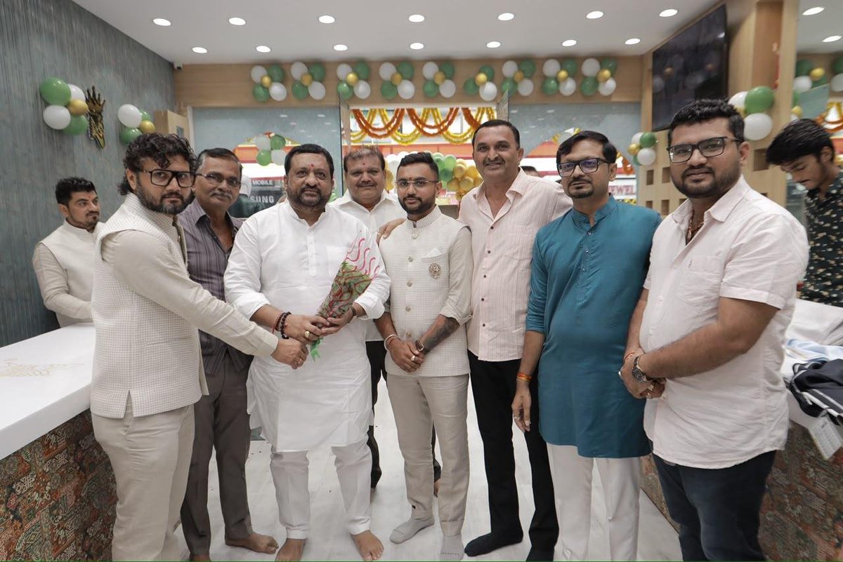 Kiritbhai_Patel's tweet photo. 📍જૂનાગઢ 
આજ રોજ જુનાગઢ ખાતે Royal Status ના શુભ ઉદ્ઘાટન પ્રસંગે ઉપસ્થિત રહેવાનો અવસર પ્રાપ્ત થયો.
આ નવા વ્યવસાયિક સાહસની સફળ શરૂઆત બદલ કેવિનભાઈ અકબરી ને હાર્દિક અભિનંદન અને શુભેચ્છાઓ પાઠવું છું. મા ખોડિયારજીના આશીર્વાદથી ઉત્તરોત્તર પ્રગતિ કરે, નવી ઊંચાઈઓ સર કરે તેવી હાર્દિક શુભકામનાઓ.
નવી શરૂઆત માટે ફરી એકવાર ખૂબ ખૂબ અભિનંદન!
🙏 જય મા ખોડિયાર | જય શ્રી કૃષ્ણ