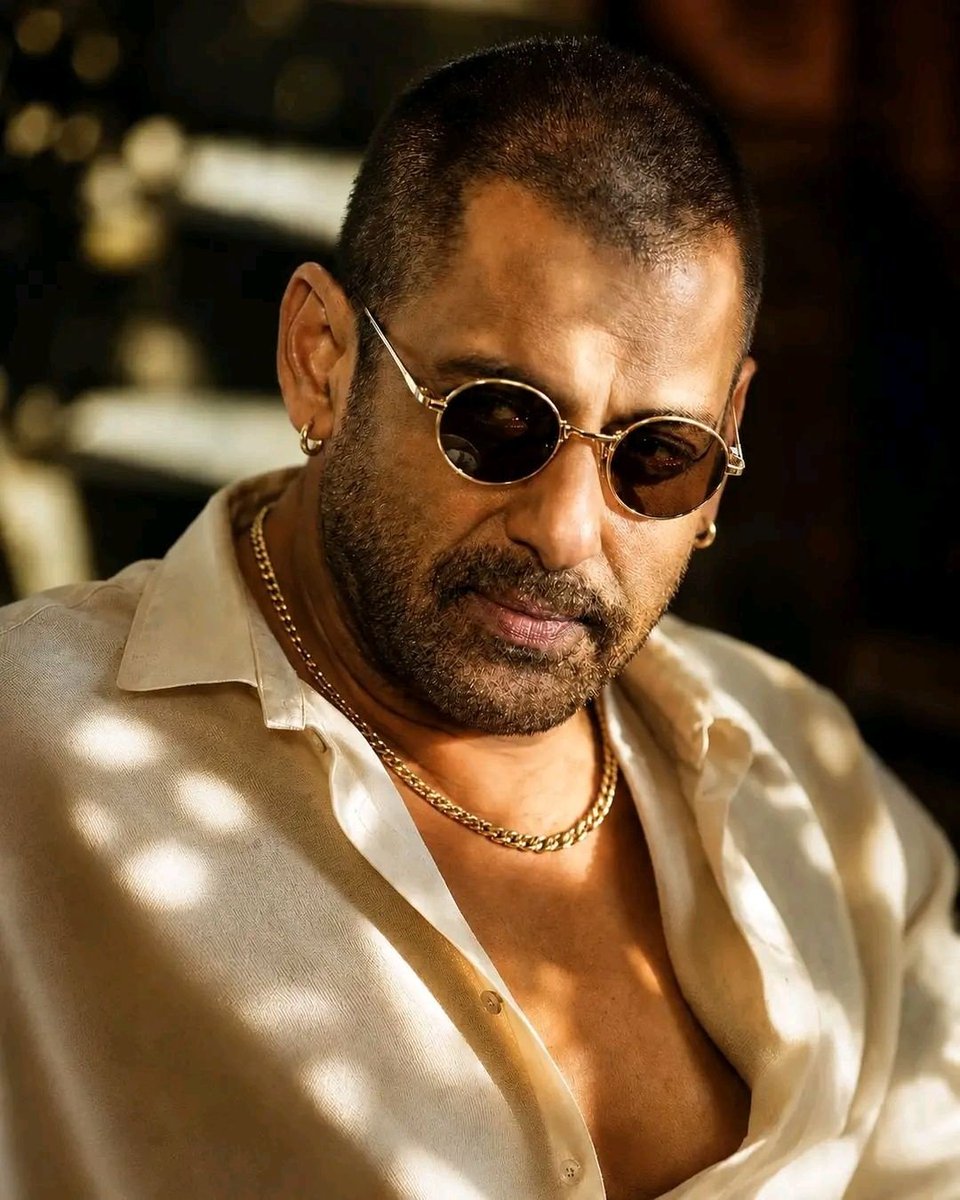 DevilBoy2712's tweet photo. LATEST: Salman Khan's latest look from the sets of #SVC63 is here, and it's already creating massive buzz among fans! 🔥❤️‍🔥
Bhai's screen presence is simply unmatched. Can't wait to see this grand entertainer on the big screen! 💥🎬 #SalmanKhan https://t.co/WWUAeC844x