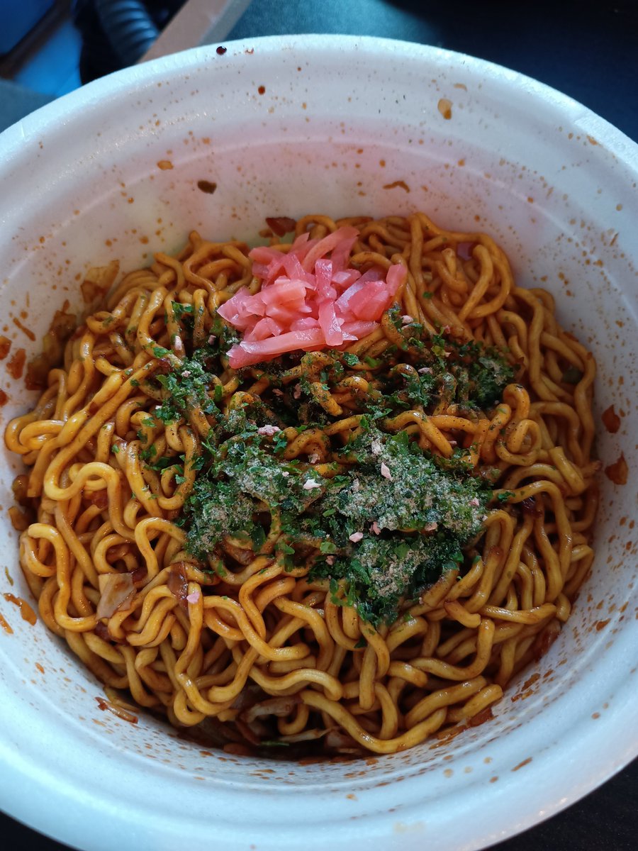 週休1日の貴重な日曜日のダラケ昼めしは久々に「カップ焼きそば」の