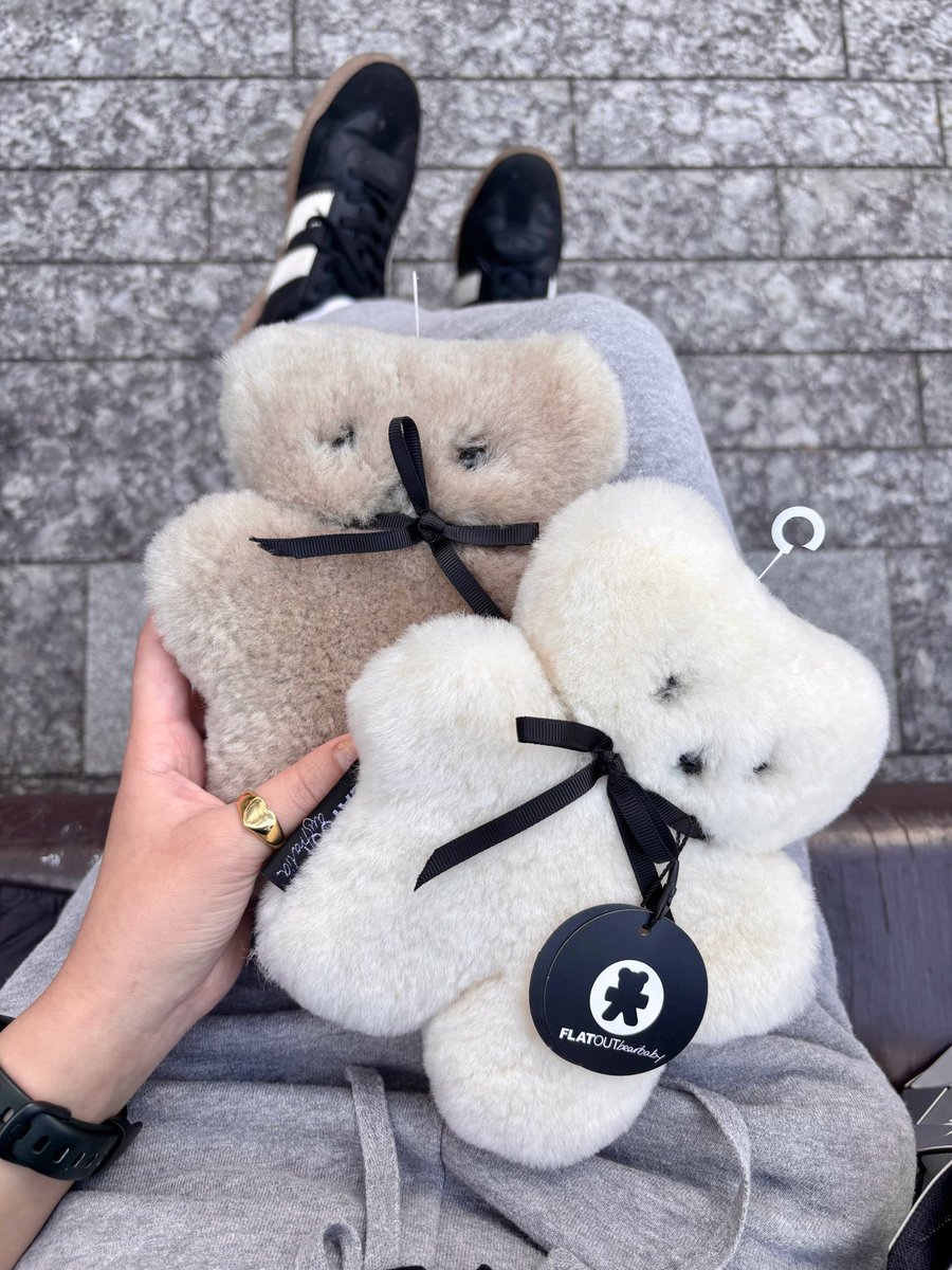 htmkni's tweet photo. フラットアウトベア、実物のくたっとした可愛さにスルーできず…帰国前のテンションに浮かれて購入。我が家の新入り。 https://t.co/llp5xJqMBS