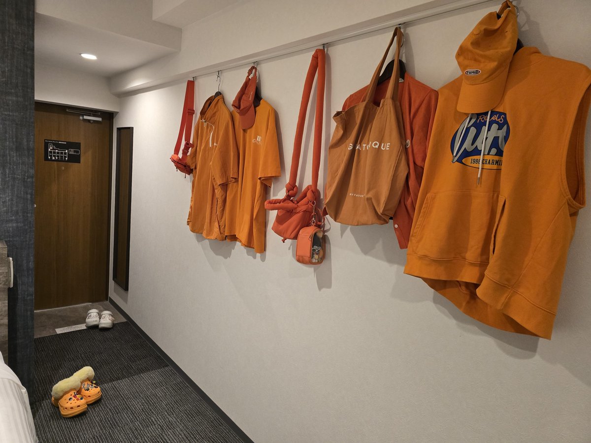 NANIWA_DAIN's tweet photo. なにわ男子の福岡ライブから戻ってきた私をみて夫が叫んだ

❝ オレンジモンスター来た🍊❞

頭から靴までオレンジ色である私をからかうことだが
これみたら私も納得😅
りゅちぇ担の友達 と
2日のライブ楽しかった🧡 https://t.co/5BI8JCEK8y