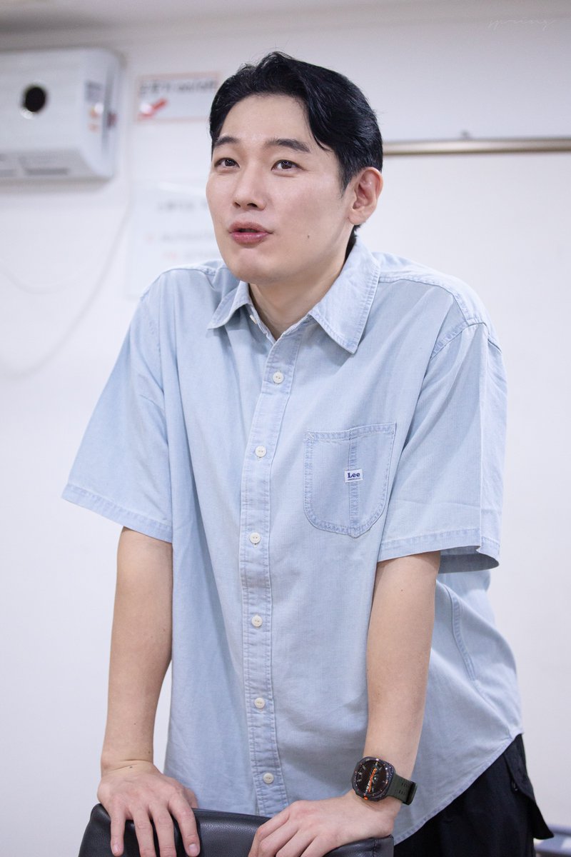 spring__pic__'s tweet photo. 260718 웨스턴 스토리 퇴근길

#김도빈 배우님 https://t.co/Eek3wFKUYh