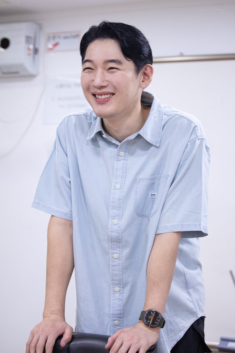 spring__pic__'s tweet photo. 260718 웨스턴 스토리 퇴근길

#김도빈 배우님 https://t.co/Eek3wFKUYh