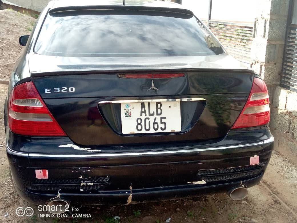 MofyaOcran's tweet photo. Guys I'm selling this E320 it moves perfectly it just needs a front bumper And a left fender 
Give me your best offers https://t.co/JiREsSE7R9