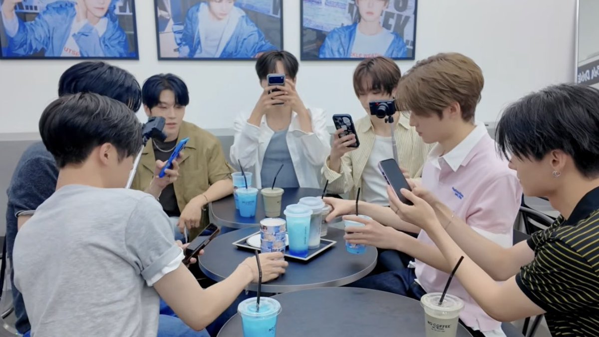 nongkittychan's tweet photo. เห็นเด็ก ๆ ถ่ายรูปขนมอันนี้แล้วนึกถึง
เวลาแอลลี่จึรวมตัวเฟ่วันเกิดเมนแล้วถ่ายรูปแบบนี้มาก52525252525252 โคตรใช่😂 https://t.co/uqilTYbkFp