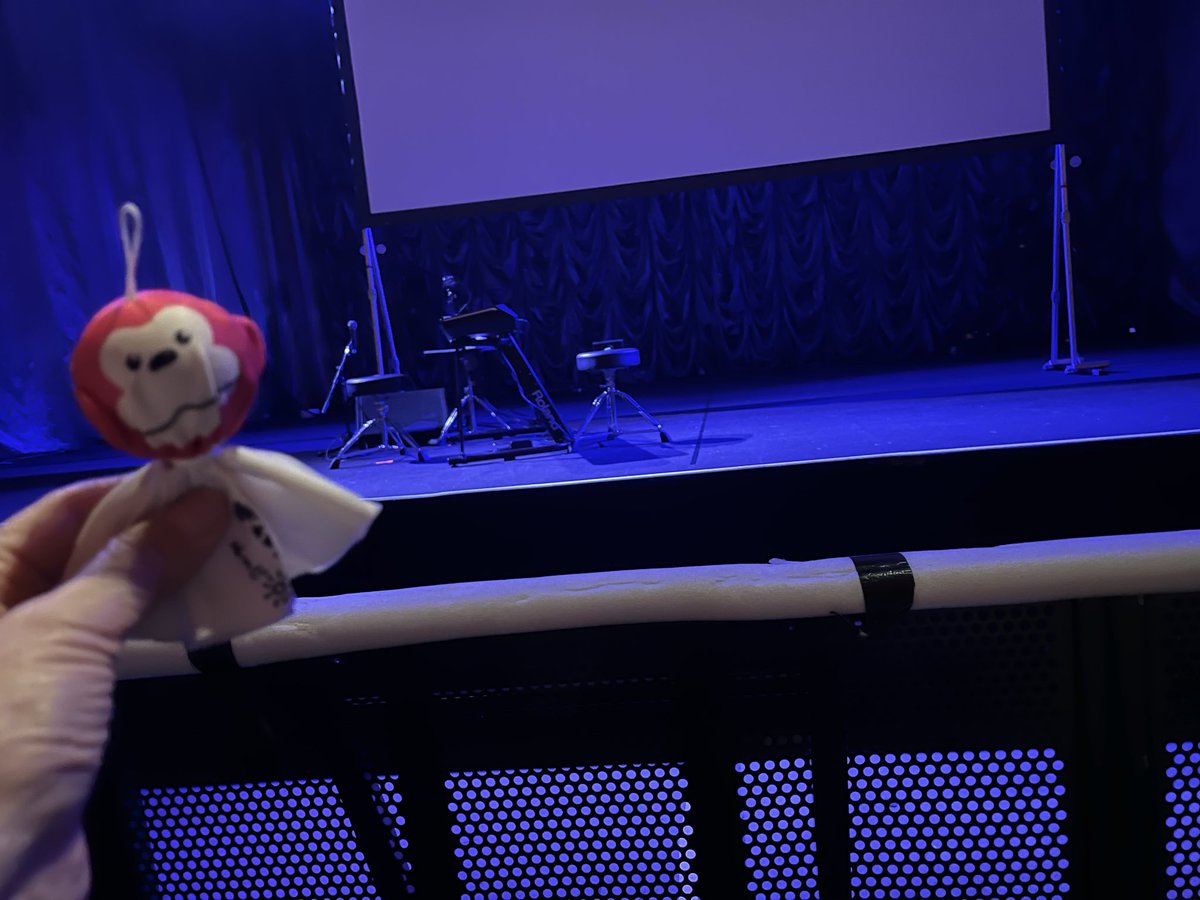 tomtak29031's tweet photo. 手拍子たくさん、観客と一体感満載の楽しいライブでした🎶ミクさんとの共演曲では、ミクさんが綺麗すぎて、皆��見惚れ、聞き惚れて手拍子なくなったの笑ったw
8とかの曲では、サプライズであの方も😍 https://t.co/iQo0eDW7X9