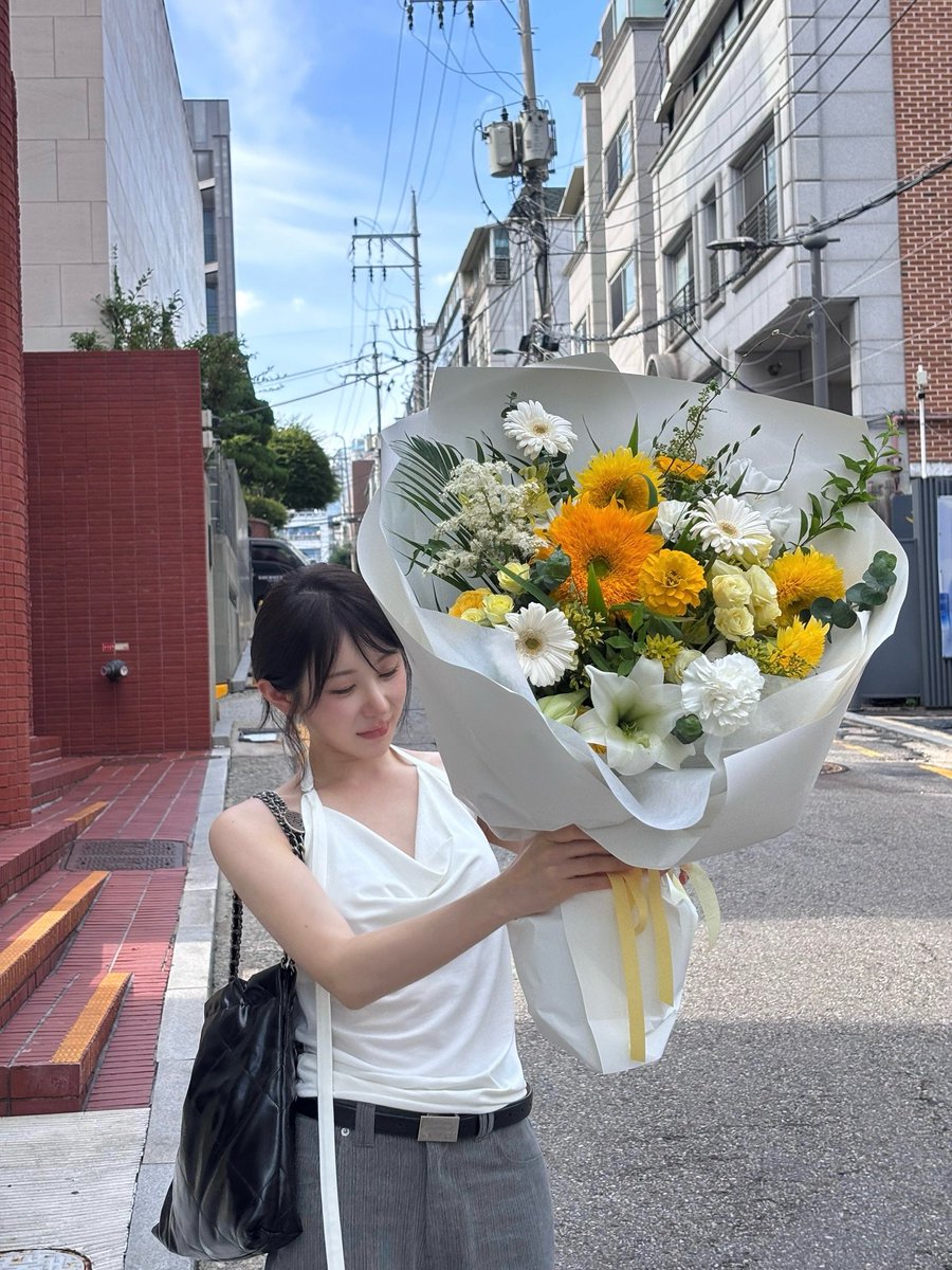 radian_wizone's tweet photo. 260719 LEE CHAEYEON Instagram Update! (1/2)

chaestival_: "These are flowers I bought as a gift... but for now, I'll enjoy them myself first"

🎶 OOHYO - Dandelion (single ver.)

#LEECHAEYEON #이채연 @official_LCY https://t.co/erAVTMzQ7g