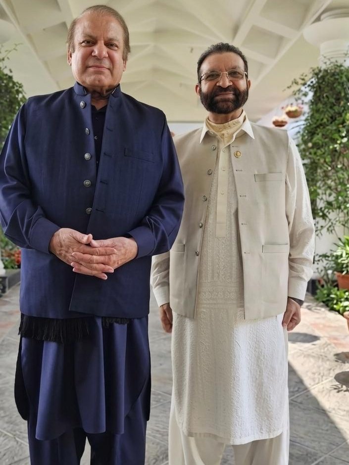 miandawoodadv's tweet photo. ایک نہیں، 2 پاکستان کی ایک اور کہانی۔۔۔

یہ کیا ہوا، یہ نواز شریف صاحب کے قریبی  سپانسر/فنانسر حاجی ادریس صاحب ہیں جو ستارہ گروپ آف انڈسٹریز کے نام سے پاکستان میں کاروبار کرتے ہیں، فیصل آباد میں ان کے اداروں نے فیسکو کی ملی بھگت سے سرکاری خزانے کو 12 ارب روپے کا نقصان پہنچانے کا مقدمہ درج کیا گیا، آج حاجی ادریس صاحب بیرون ملک جا رہے تھے تو حاجی ادریس صاحب کو ایئرپورٹ حکام نے روک لیا اور پھر باعزت جانے دیا کہ جائیں جا کر اپنی عبوری ضمانت کروا لیں لیکن اگر آپ عام آدمی ہوتے تو FIA نے آپ کے کپڑے بھی اتروا لینے تھے۔ ون کانسٹیٹیوشن ایونیو کے کھربوں روپے کے فراڈ میں ملوث عبدالحفیظ پاشا بھی حاجی ادریس صاحب کے قریبی عزیز ہیں۔ فیصل آباد میں ستارہ ڈویلپرز کے نام سے ہائوسنگ سوسائٹی کو مین روڈ سے راستہ فراہم کرنے کیلئے سرکاری اراضی پر فیصل آباد انتظامیہ کے افسران کے ساتھ ملی بھگت کر کے قبضہ بھی کیا ہے۔ انتظامیہ نے ایکشن لیا تھا تو نواز شریف صاحب کہ حکم پر محترمہ مریم اورنگزیب صاحبہ نے فیصل آباد انتظامیہ کے افسران کو وزیر اعلی ہائوس طلب کر کے حاجی ادریس صاحب کی موجودگی میں سرکاری افسران کی ڈانٹ ڈپٹ کی تھی۔ حاجی ادریس صاحب کا خاندان ایسے خوبصورت انداز میں پورے پاکستان میں کام کرتا ہے۔ آدھی سے زیادہ مسلم لیگ نواز کو حاجی ادریس صاحب نے اپنا ذاتی نوکر رکھا ہوا ہے۔
مجھے کاروبار کا یہ انداز بہت اچھا اچھا لگتا ہے کہ آپ پورے ملک میں مختلف کمپنیاں بنا کر اربوں کھربوں روپے لوٹیں اور ان میں سے چند ارب سیاستدانوں کو بطور رشوت سپانسر کریں، پھر جیسے آج لاہور ایئرپورٹ حکام نے حاجی ادریس صاحب کو گرفتار  کر کے FIA کے حوالے کرنے کی بجائے باعزت جانے دیا۔ بھئی مزہ آ گیا۔
#Faisalabad #FIA #Lahore #Airport 
@FIA_Agency