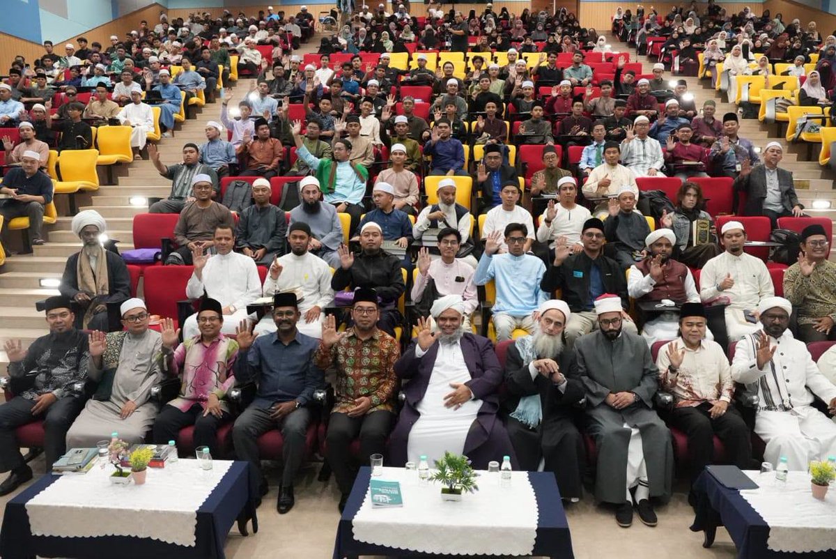 DrZulkifliHasan's tweet photo. Majlis Dirayah Hadis Sahih al-Bukhari: Cetusan Ilmu Tradisi Turath! 

Luar biasa, alhamdulillah! Lebih 600 anak muda dan pencinta ilmu membanjiri Dewan Adanan Isman, Universiti Islam Selangor (UIS) seawal jam 8 pagi demi menekuni Majlis Dirayah Hadis Sahih al-Bukhari Siri 1/2026. 

Program ini dibimbing khas oleh dua tokoh hadis terkemuka dunia, Sheikh Sayyid Ibrahim Khaleel Al-Bukhari (India) dan Sheikh Mustafa Abu Sulaiman An-Nadwi (Mesir).

Selepas kejayaan Majlis Sama’ Hadis, kini Dirayah Hadis pula mengambil tempat. Usaha ini penting bagi memastikan hadis difahami dengan tepat dan diamalkan mengikut manhaj ulama muktabar, sekali gus membendung risiko kefahaman ekstremis dan literal. 

Menariknya, agenda membudayakan ilmu turath ini disokong penuh YAB Perdana Menteri, Dato' Seri Anwar Ibrahim (PMX) menerusi RMK13 dan Belanjawan Negara demi melahirkan 1,000 perawi hadis menjelang 2028, insya-Allah! 

Majlis ini turut diserikan dengan peluncuran buku "Jelajah Ilmiah, Menelusuri Jejak Islam Di Bumi Malabar". Jutaan terima kasih kepada YADIM, MAIWP, UIS, serta semua pihak yang bertungkus-lumus menjayakan agenda ummah ini. Ayuh kita suburkan ilmu yang sahih, moga Allah ﷻ berkati! 🤝

🤲🇲🇾

#SebarkanSalam
#MadaniMembantu

📸 Hakim (Media Menteri Agama) & YADIM

@anwaribrahim 
@maiwphq 
@YadimOfficial