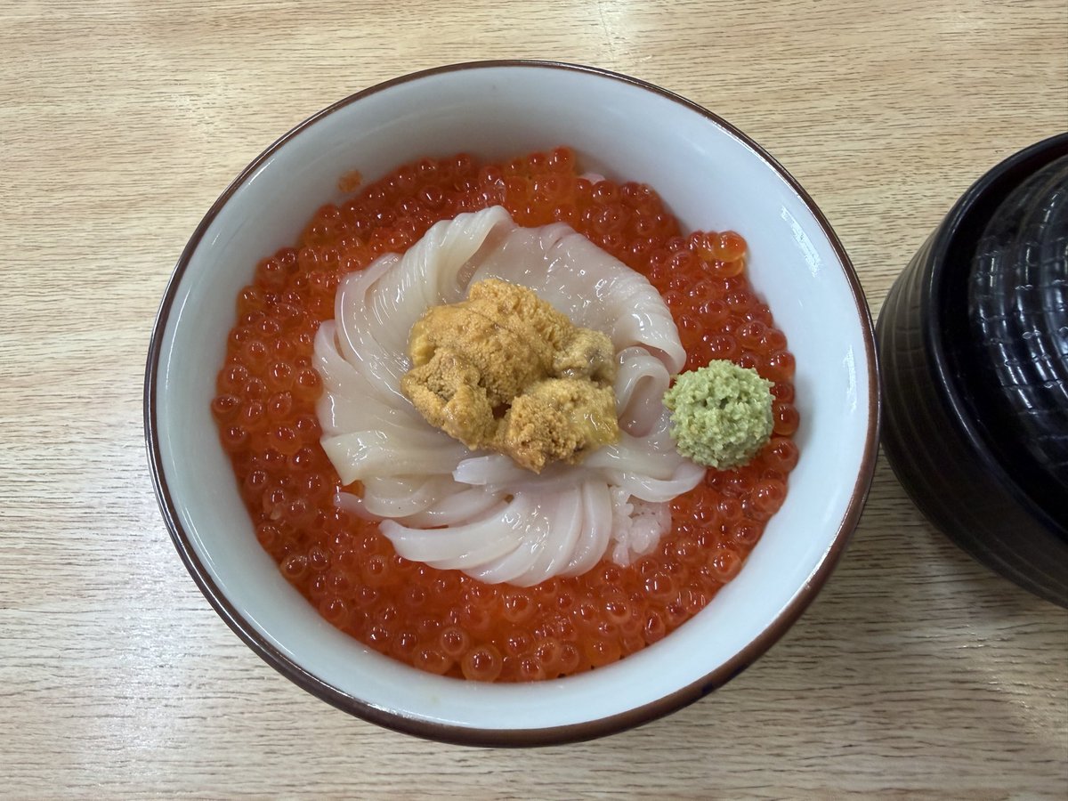 anakin0409's tweet photo. ＃函館競馬
＃函館花火大会
函館３泊一人旅も、もう明日に帰る。
すごい密に動いた分、函館定番の食べたかったもの全部食べれた🎵競馬で勝てなかったのだけ心残りやけど、今日は、旅行の締めくくりに 函館の花火大会まで見れるというサプライズ。
しかもこれはテンション上がる⤴️ https://t.co/MZ3qT8AZ9i