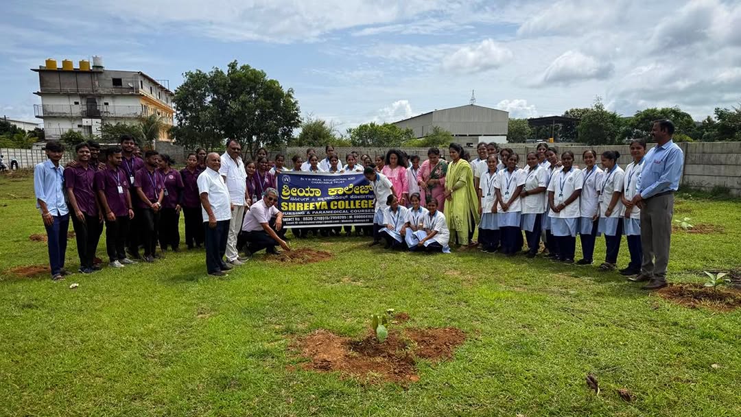 Shreeyanursing's tweet photo. Our BSc Allied Health Sciences &amp; Paramedical students participated in a Plantation Drive, planting saplings for a greener and healthier tomorrow. 💚🌍

📍 Shreeya College of Nursing &amp; Paramedical Sciences, Dharwad
📞 9900041681, 9900041683

#ShreeyaCollege #PlantationDrive https://t.co/et3zNU1vo9