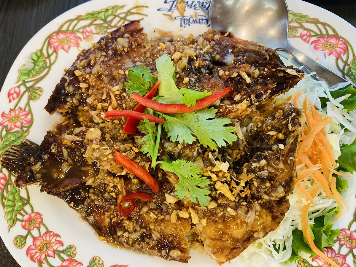hide_hide_3's tweet photo. プラー ニン トード カティアム プリックタイ( *`ω´)
初めて食べました♪
なんか魚を揚げたやつです🐟🇹🇭 https://t.co/FHsun9aaBK