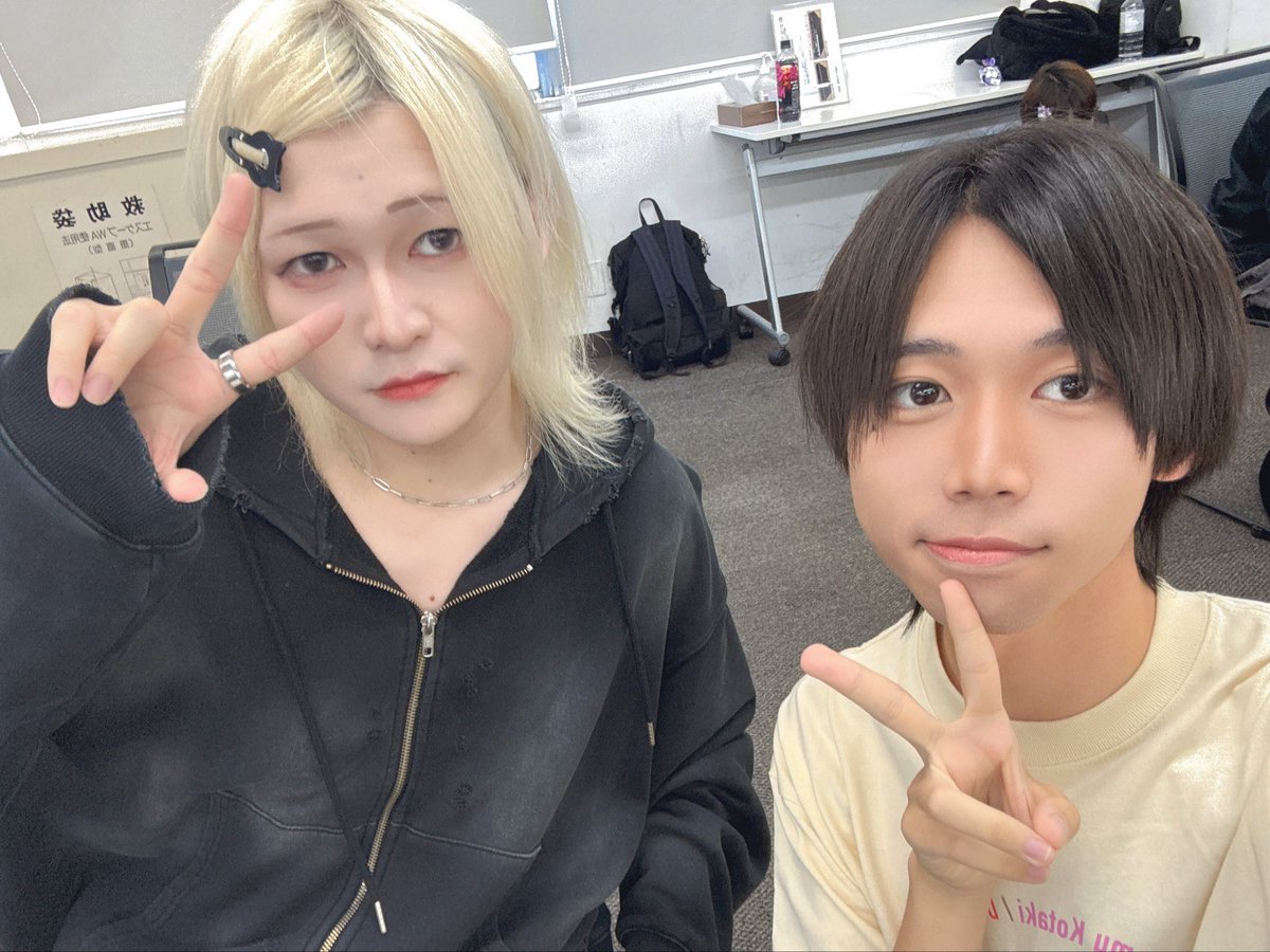 reu_wlkk's tweet photo. トリリオンパレットのナイトさんと!

いつも話してくださる
めっちゃ良い先輩です!
メイク上手くなった?と褒めて貰えました!

足まじでお大事にしてください.... https://t.co/bkZCvbcVdg