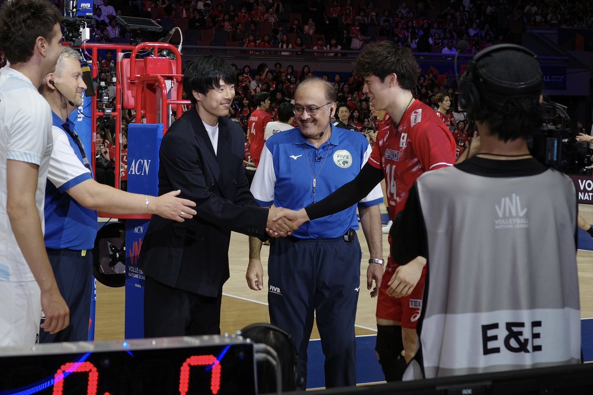 osakaevessa's tweet photo. 本日開催された「ACNバレーボールネーションズリーグ2026大阪大会（男子） 日本代表vsアルゼンチン代表」にて #牧隼利 選手がコイントスを務めました🪙✨

本日の勝利、そして史上初の予選全勝おめでとうございます🎌🏐
#大阪エヴェッサ でもホームゲームで馴染みのあるAsueアリーナ大阪で、日本バレーの強さ、大阪のアツさを感じさせて頂きました❤️‍🔥

決勝ラウンドも応援しています📣🔥
#VNL2026 #バレーボール日本代表