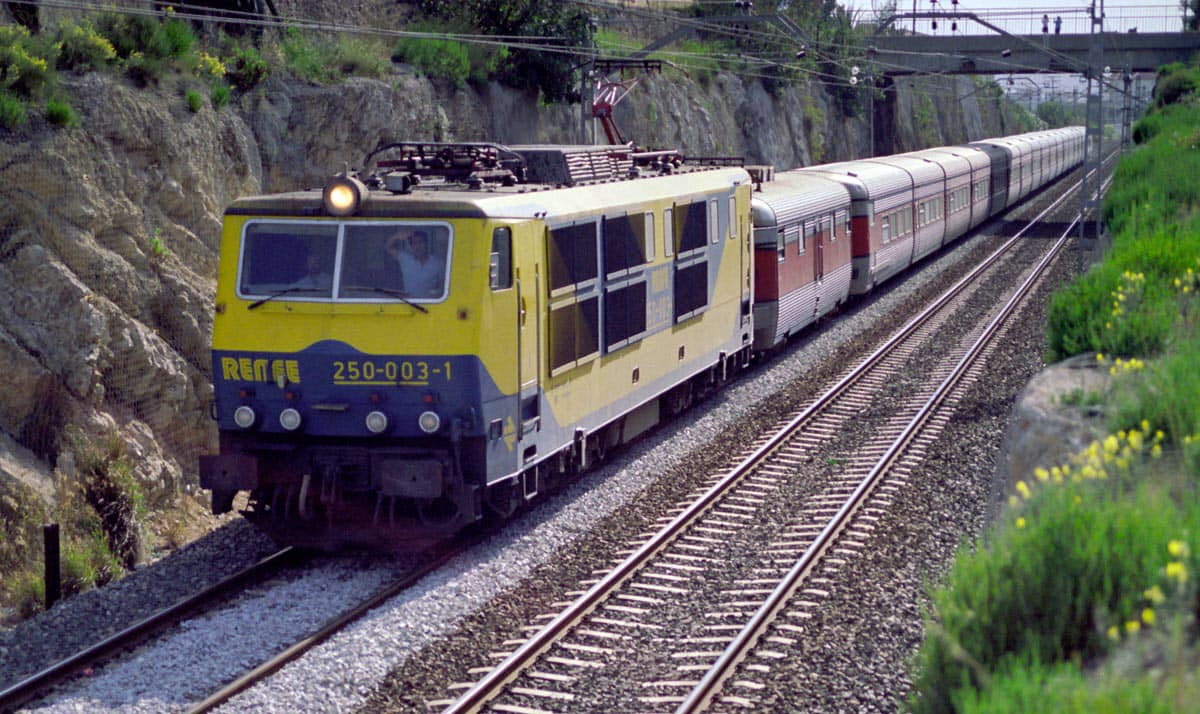 enric_marc's tweet photo. 250-003 con el Talgo III "Mare Nostrum" Cartagena/Portbou llegando a Sitges junio de 1988 foto de Jordi Rallo #renfe #sitges #garraf #catalunya #talgoIII #ferrocarril #tren #train #trenni https://t.co/wN0RDLfa5X