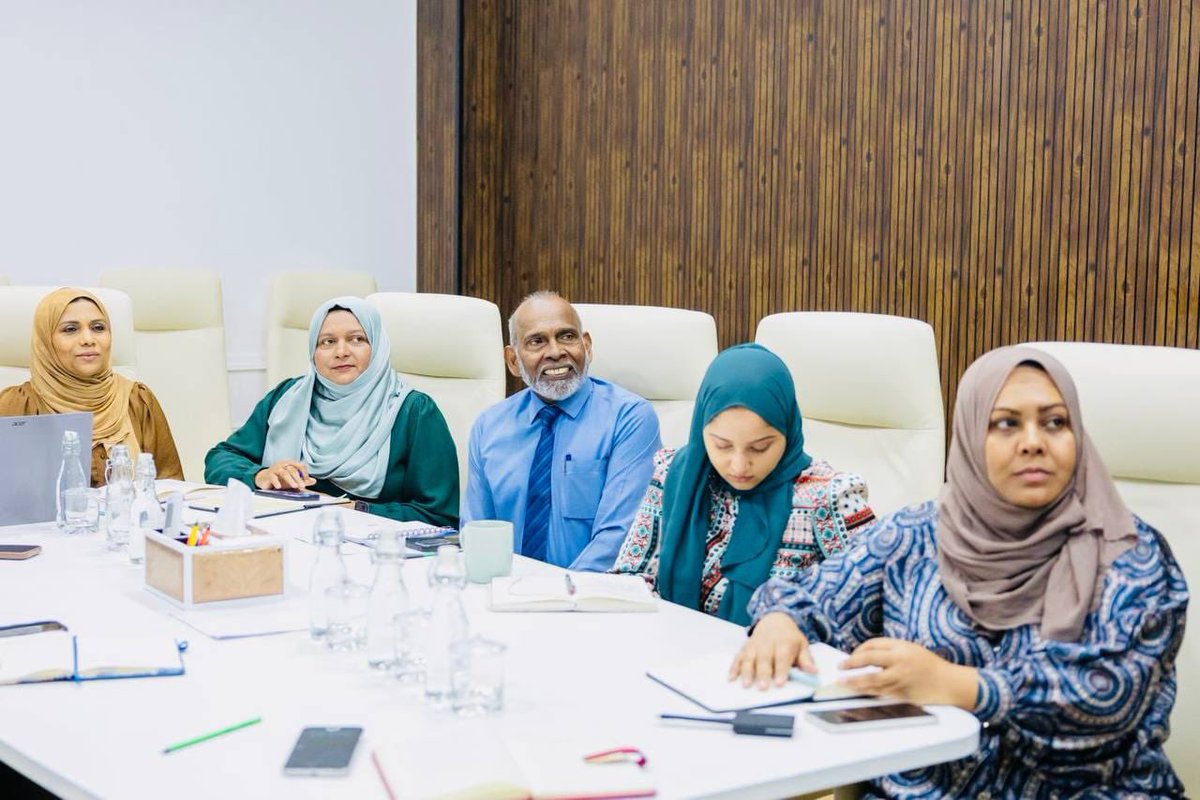 SFdevelopmentMV's tweet photo. ރައްޔިތުންނަށް އިޖްތިމާޢީ ރައްކާތެރިކަން ފޯރުކޮށްދިނުމަށްޓަކައި މި ވުޒާރާއިން ކުރަމުންދާ މަސައްކަތްތަކާ ގުޅޭ މަޢުލޫމާތު ހިއްސާކޮށް، އަތޮޅު އަދި ރަށުފެންވަރުގައި ކުރިޔަށްގެންދެވޭ މަސައްކަތްތައް ކައުންސިލްތަކާއި ގުޅިގެން ކުރިޔަށްގެންދެވިދާނެ ގޮތްތަކާއި ބެހޭގޮތުން މަޝްވަރާކުރުމަށް ކައުންސިލްތަކާއި އެކު ކުރިޔަށްގެންދާ ސިލްސިލާ ބައްދަލުވުންތަކުގެ ތެރެއިން ފުވައްމުލަކު ސިޓީ ކައުންސިލާއެކު މިއަދު ބޭއްވުނު ބައްދަލުވުން.

Rayyiyunnah ijthimaa'ee rakkaatherikan foarukohdhinumattakai mi vuzaaraain kuramundhaa masakkaiythakaa gulhey ma'uloomaathu hissaakoh, atholhu adhi rashufenvarugai kuriyaggendhevey masakkaiythah counsilthakaai gulhigen kuriyaggendhevidhaane goiythakaai beheygothun mashvaraakurumah counsilthakaai eku kuriyaggendhaa silsilaa bahdhaluvunthakuge therein fuvahmulaku city counsilaaeku miadhu beyvvunu bahdhaluvun.

@MoHmv 
@FVMCouncil
