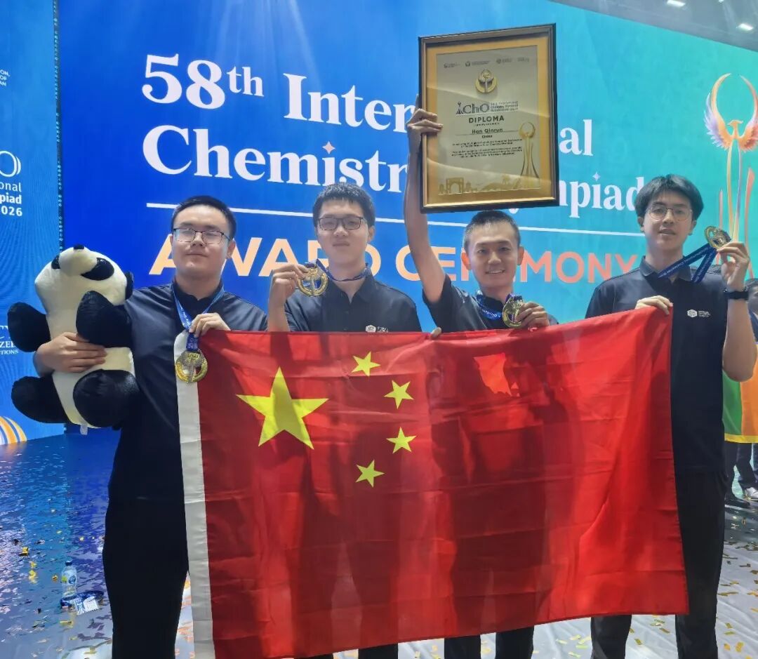 DailyBeijing's tweet photo. 祝贺!中国队全员金牌
All 4 Chinese contestants win gold at #chemistry #olympiad! The 58th International Chemistry Olympiad concluded in Tashkent, the capital of Uzbekistan, on Jul. 19, with all four high school students representing the #Chinese team clinching gold medals. https://t.co/ndtRJxuzBb