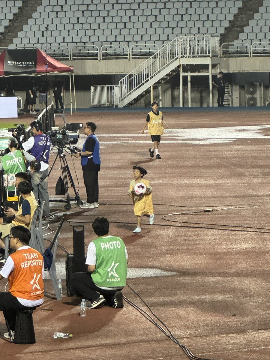 souchang36's tweet photo. 富川 1-3 ソウル
負傷退場で救急車が入ってくる場面もあり…
後半はちびっ子ボールボーイの出番はあまりなく。 https://t.co/AHaFa2lIE8