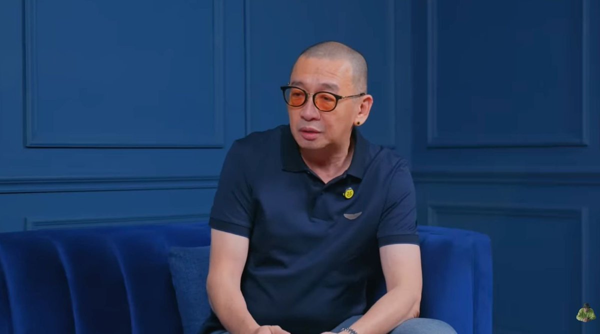 insidefolkative's tweet photo. Koci: 2016 hutang gue 4 milyar Tirta, dari bisnis yang gagal bla bla setelah 6 7 tahun gue lunasin semua, yang penting apa gue sama debt collector udah kayak temen biasa sering dateng mereka, terus gimana lu kabur nggak ada gunanya juga kan yang lu harus lakukan lu harus lihat tujuan debt collector ini biar lu bayar karena mereka juga butuh fee kan mereka harus makan kan, gue bilang oke gimana kapan tiga bulan lagi atau bulan depan gue bayar mereka cabut. 

Di hari H mereka ingetin “coach bisa bayar” bisa gue transfer, aman-aman aja semua kok dan itu lunas, dan sampai sekarang gue masih ada kontak dengan salah satu lah.

dr Tirta: Lo pernah mengalamin fase itu ya.
Koci: Gua mengalami fase itu 50 ribu makan dua kali sehari Tirta, sekarang 50 ribu buat parkir. 

Gue selalu bilang begitu hidup itu sesuai dengan kemampuan bukan dengan kemauan.
dr Tirta: Wasemm 👏👏👏
Koci: Jadi kalau lo bilang apakah gua bisa beli Mercy, bisa. 

Apa gue mau, mau. 

Tapi sayang karena duit harganya turun terus, mending gue sekarang beli dolar.

dr Tirta: Pola pikirmu itu jarang loh kalau di level mu tuh.

Koci: That’s why gue share pengalaman gua ke anak-anak muda, gue tidak menyuruh mereka ngikutin gue, gue hanya kasih cerita pengalaman gue lu yang ambil keputusan sendiri bukan gue, karena itu hidup lu.