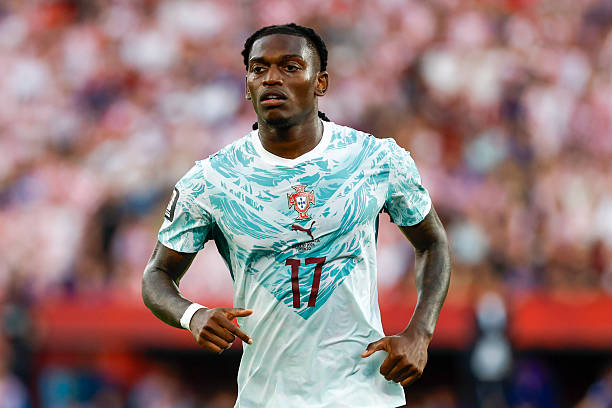 MilanPosts's tweet photo. 📰 @Glongari: Chelsea are monitoring Rafael Leão's situation. https://t.co/OLyrM3UdeJ