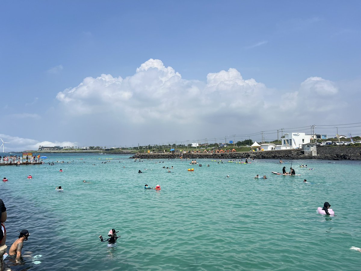 tps_sen97's tweet photo. 제주도야 나 여행하는 동안 계속 비 올 거라며 빗방울 구경도 못함ㅋ 🌊✨ https://t.co/YlE6rjlLOR