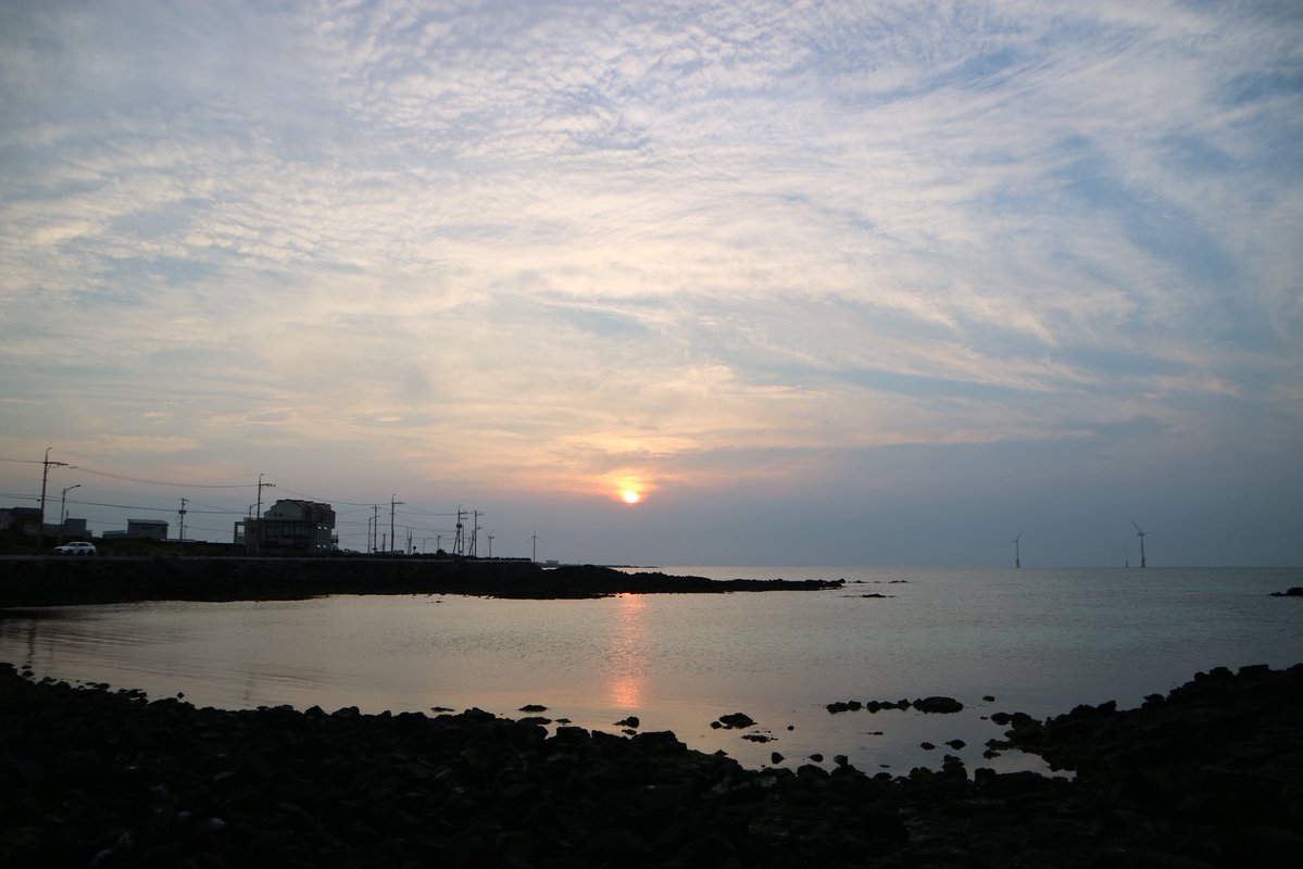 tps_sen97's tweet photo. 제주도야 나 여행하는 동안 계속 비 올 거라며 빗방울 구경도 못함ㅋ 🌊✨ https://t.co/YlE6rjlLOR