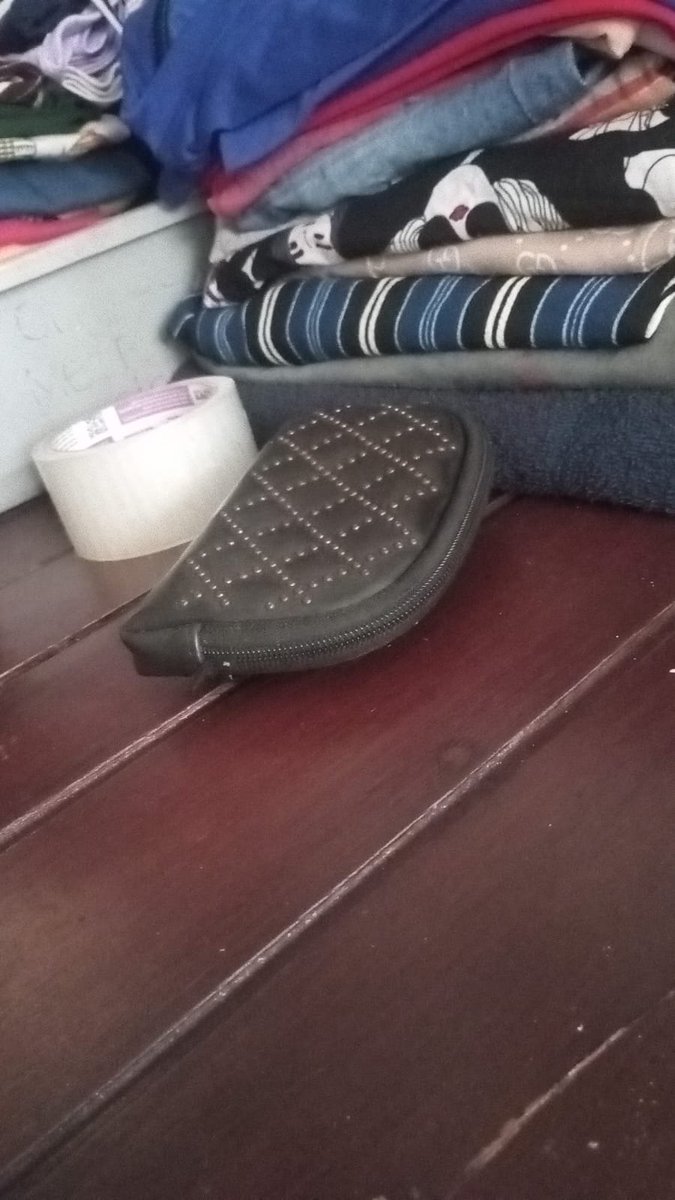 micinieo's tweet photo. dompetnya kayak gini yaa.. tolong banget, semoga yg nemuin orang baik dan mau segera ngembaliin yaaa. https://t.co/gJGwt7kLeM