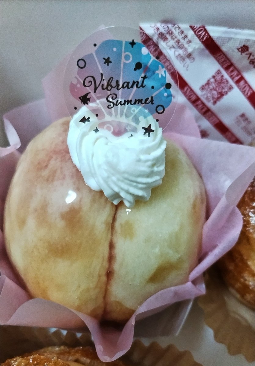 subaru_dolce's tweet photo. 岡山はこの時季になると丸ごと桃のケーキが発売される🍑ダンナが買っててすでに桃ケーキ１つ食べてた🤤写真明るくできん🥺何で使いにくく変更するかなー😓 https://t.co/gpSZP8OnwL
