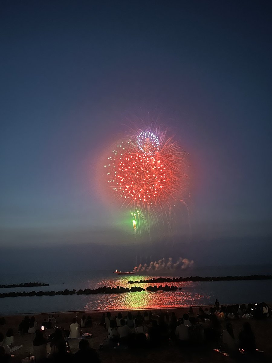 yaccostyle's tweet photo. 関屋浜花火大会

気持ちいい海風の中
砂浜のひんやりとした気持ち良さ

そして間近で上がる花火〜 https://t.co/4Ma94Dugyb