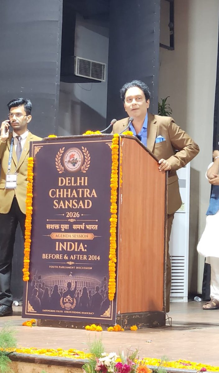 AshishSinghLIVE's tweet photo. कल से शुरू हो रहे संसद के मॉनसून सत्र से पहले आज नई दिल्ली में छात्र संसद को संबोधित करने का मौक़ा मिला। देख के ख़ुशी हुई की सत्तापक्ष और विपक्ष दोनों के ही प्रतिनिधि कितनी जागरुक्ता के साथ तमाम मुद्दों पर चर्चा कर रहे थे। भारत के उज्जवल भविष्य का संकेत 🤗
धन्यवाद भाई @MayankMadhur8 और #GauraviFoundation आमंत्रित करने के लिए 🙏
#DelhiChhatraSansad