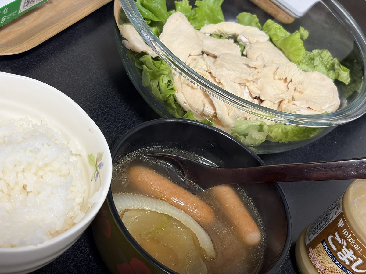 _official_XO's tweet photo. サラダチキンとオニオンスープ https://t.co/9ZzeqxXZcm