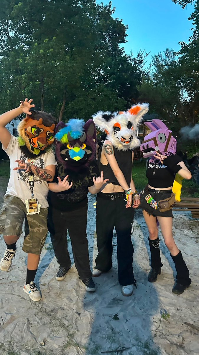 DOCMARVELLO's tweet photo. PHOTOS! My finished loot llama head I made in preparation for DTYC5 in Savannah… I am so proud of it! I THINK we’re calling her Llottie. #Fortniteart #fortnite https://t.co/LY4Wfi0ozo